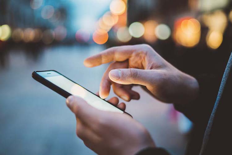 ΓΡΑΤΣΟΥΝΙΕΣ ΣΤΟ ΚΙΝΗΤΟ ΤΗΛΕΦΩΝΟ 7 ΕΥΚΟΛΟΙ ΤΡΟΠΟΙ ΓΙΑ ΝΑ ΤΙΣ ΑΦΑΙΡΕΣΕΤΕ