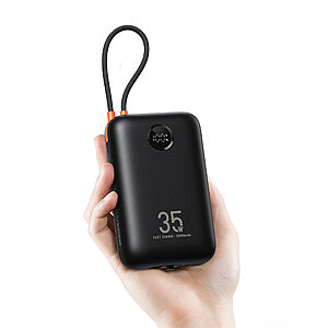 Συμπαγές power bank 30.000mAh με μαύρο ματ σχεδιασμό και ενσωματωμένη ψηφιακή οθόνη. Διαθέτει ενσωματωμένα καλώδια Lightning και USB-C για φόρτιση χωρίς μπερδέματα - Η ιδανική λύση για ταξίδια και καθημερινότητα.